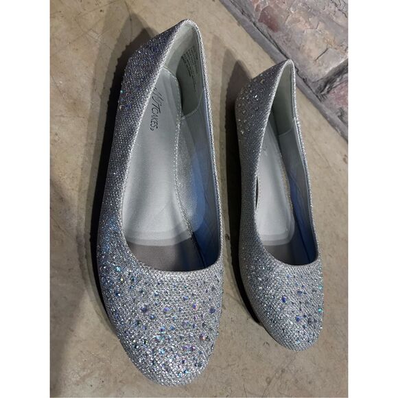 Hot Cakes Slip On Silver Glittery Ballet Flats Round Toe Women’s Size 10M - Picture 1 of 10